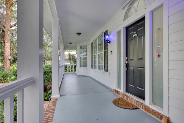 entrance to property featuring covered porch