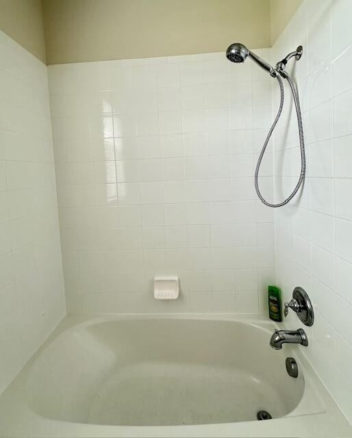 bathroom with tiled shower / bath combo