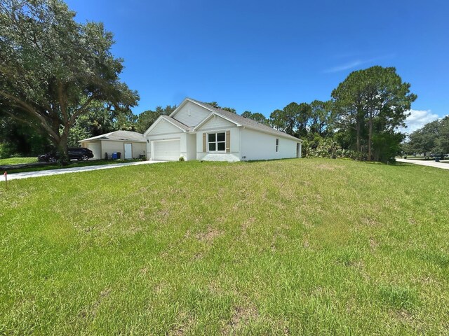 ranch-style home featuring a front lawn and a garage