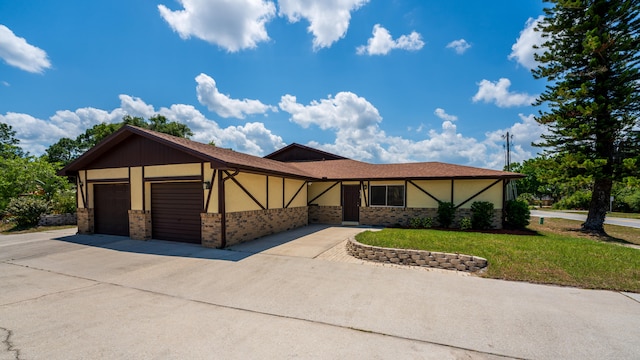 view of front of home featuring a front lawn