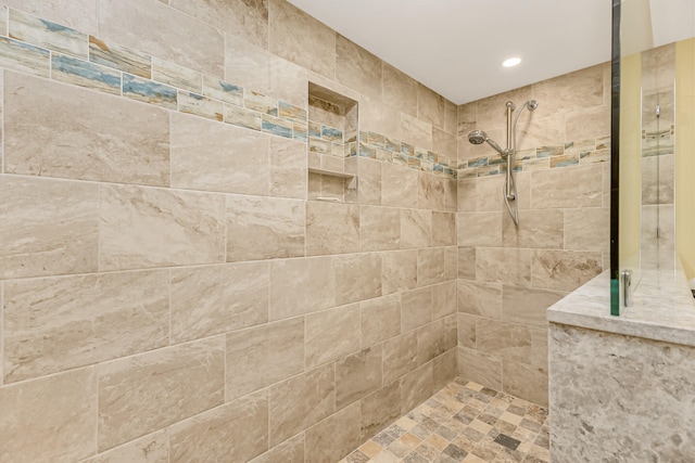 bathroom featuring tiled shower