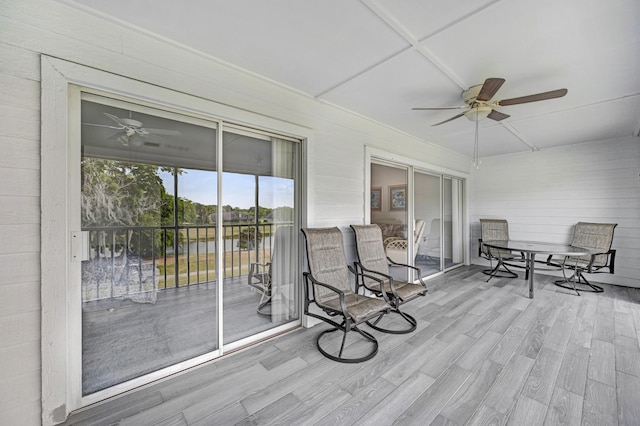 sunroom with ceiling fan