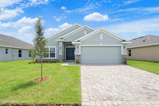 view of front facade featuring a garage and a front lawn