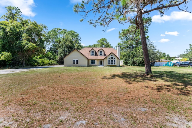 view of front of property featuring a front yard