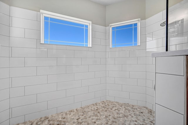 bathroom featuring a tile shower