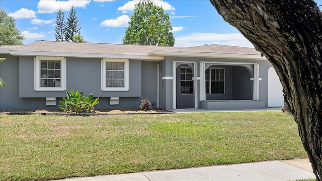 view of front of house featuring a front yard