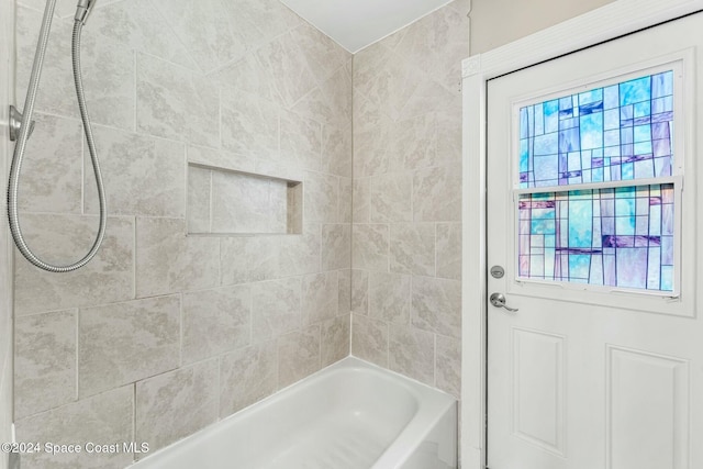 bathroom with tiled shower / bath combo