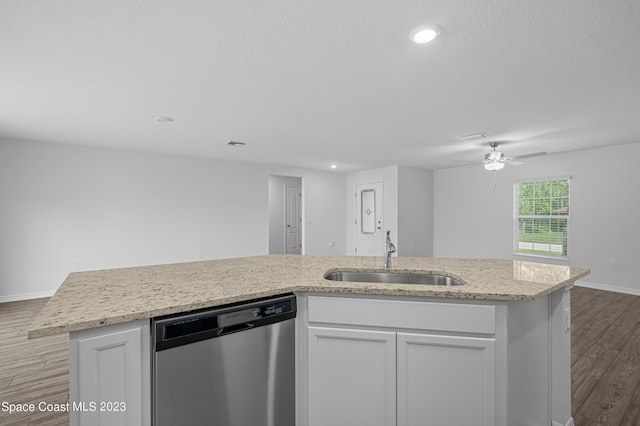 kitchen with ceiling fan, an island with sink, wood-type flooring, sink, and dishwasher