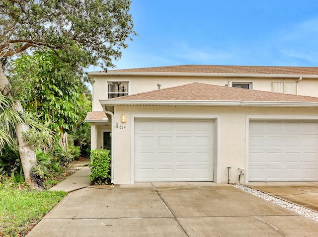 view of front facade featuring a garage