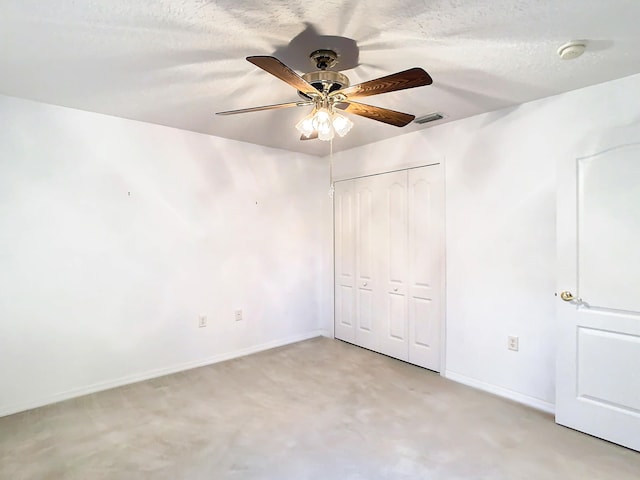 unfurnished bedroom with ceiling fan, a textured ceiling, and a closet