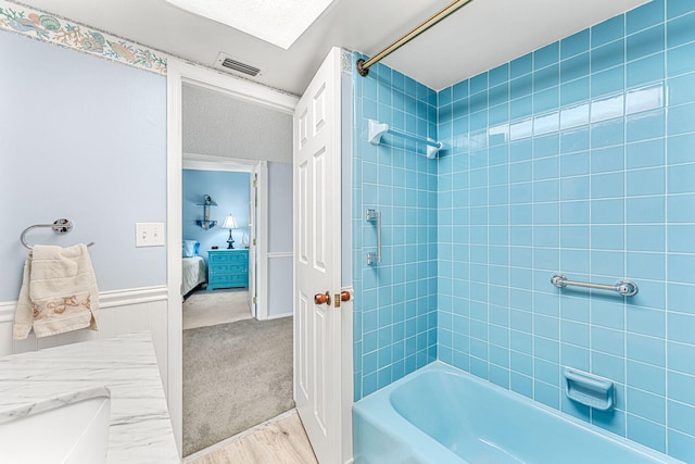 bathroom featuring tiled shower / bath combo