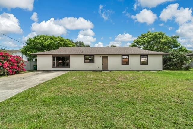 view of front of house with a front lawn