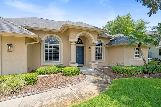 view of front facade featuring a front yard