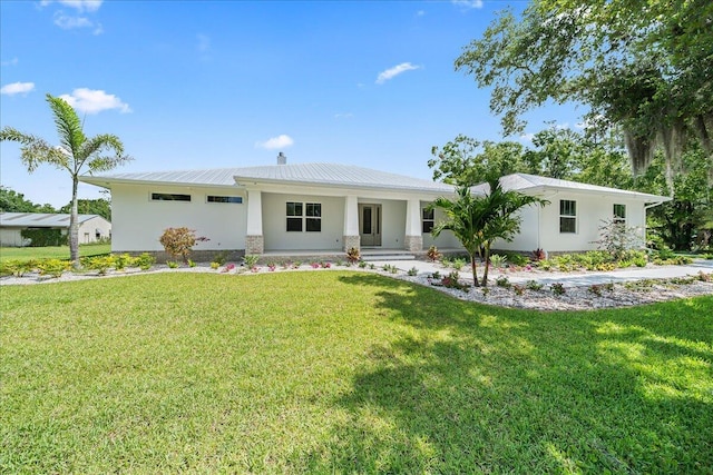 view of front of property featuring a front yard