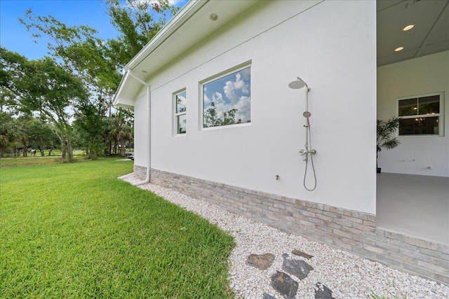 view of side of property featuring a lawn