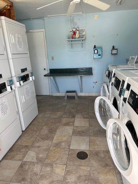 laundry area with independent washer and dryer, ceiling fan, and stacked washer and clothes dryer