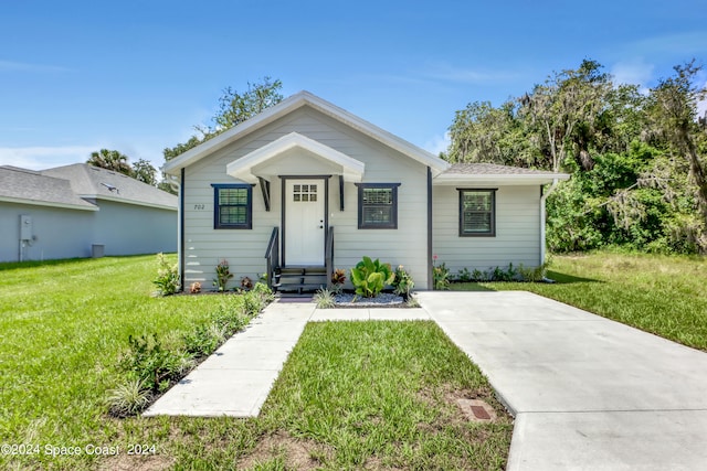 view of front of property featuring a front yard