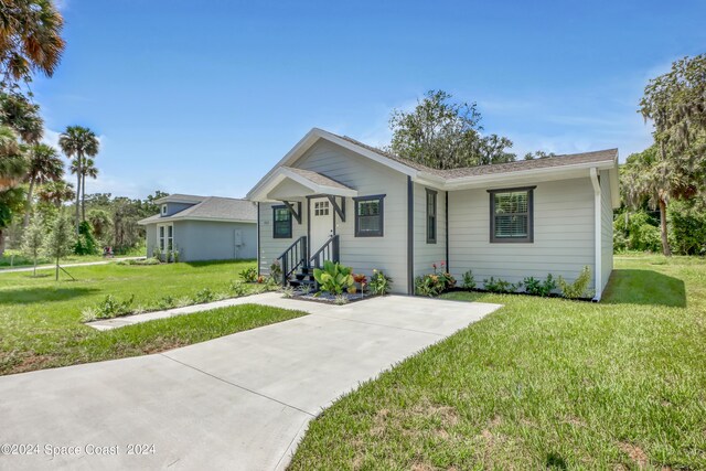 702 S Myrtle Ave, New Smyrna Beach, FL 32168 - ranch-style house featuring entry steps and a front yard