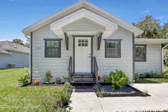 702 S Myrtle Ave, New Smyrna Beach, FL 32168 - view of front of house with a front yard