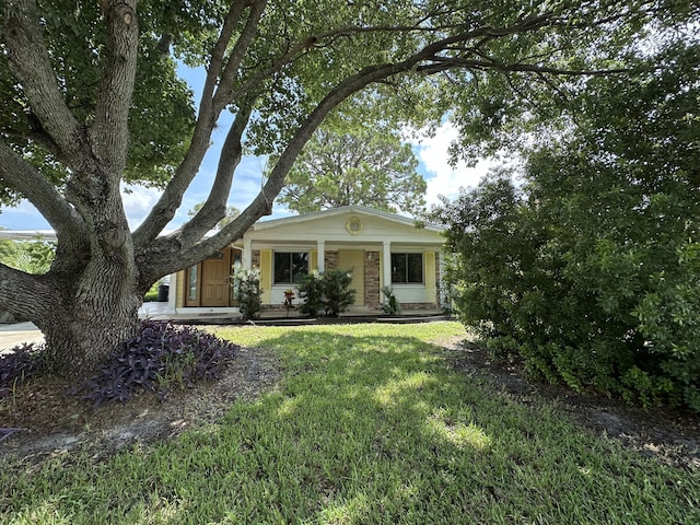 view of front facade featuring a porch and a front lawn