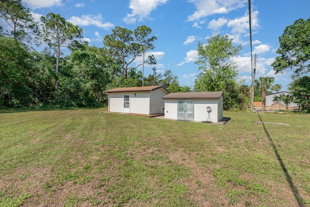 view of yard with a shed