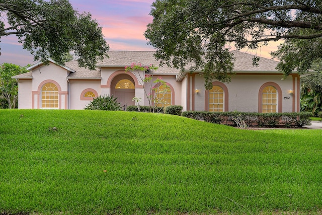 view of front of property featuring a lawn