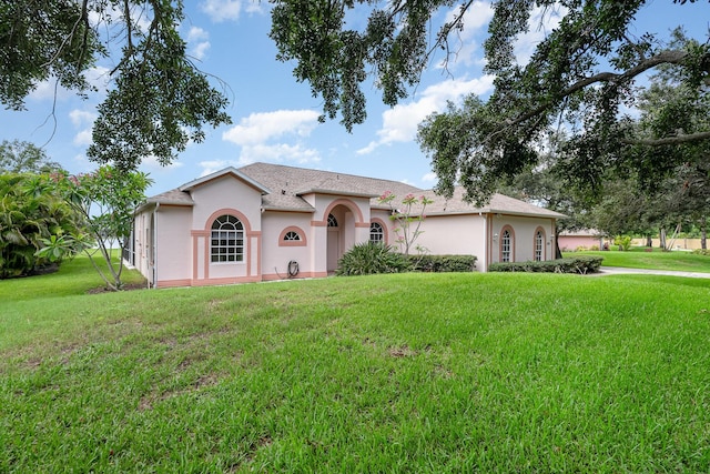 view of front of property featuring a front lawn