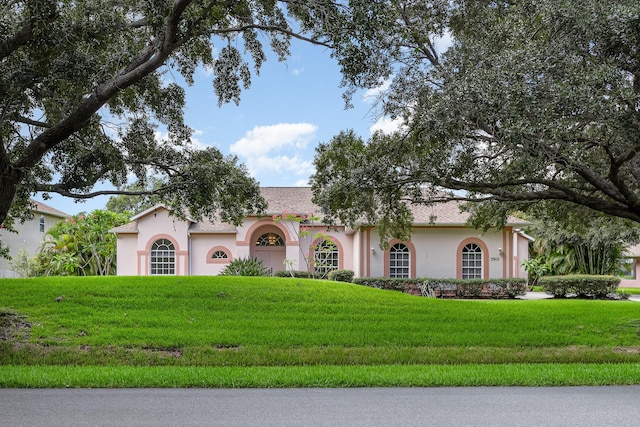 view of front of house featuring a front yard