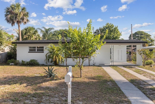 ranch-style home featuring a front lawn