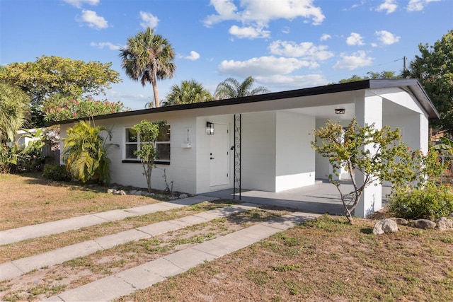 view of front of house featuring a porch and a front lawn