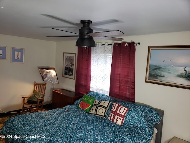 bedroom with ceiling fan