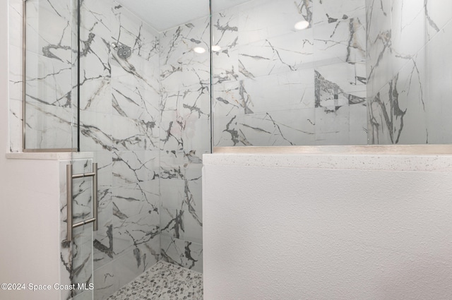 bathroom featuring a tile shower