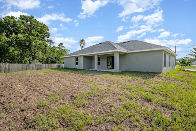 back of house featuring a lawn