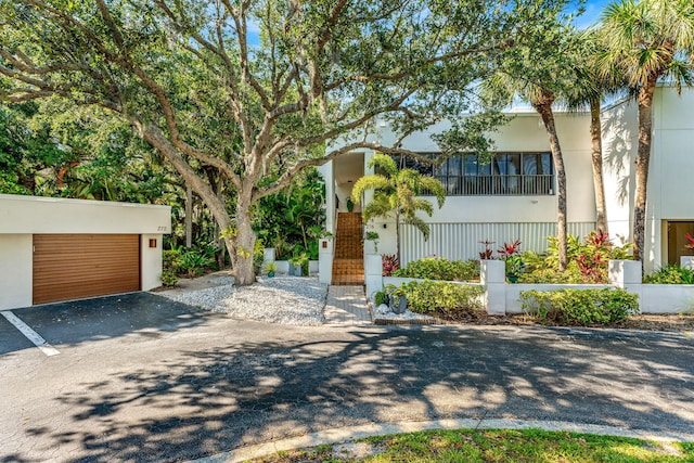 view of front facade featuring a garage