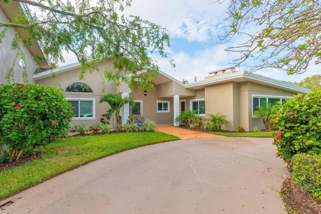 view of front of house featuring a front yard