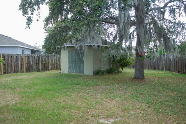 view of yard with an outdoor structure