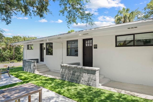 view of front of house featuring a front lawn