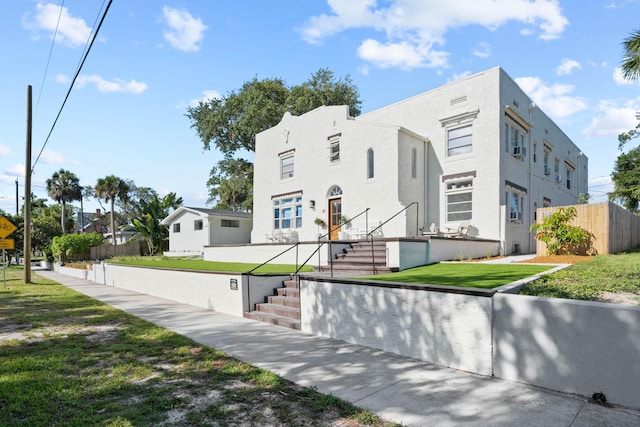 view of front facade featuring a front lawn