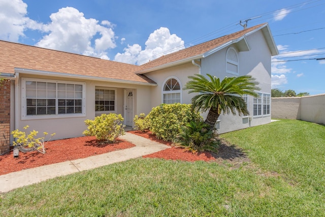 view of front of property featuring a front yard