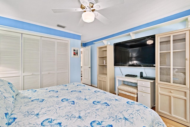 bedroom featuring ceiling fan, light hardwood / wood-style floors, a closet, and crown molding