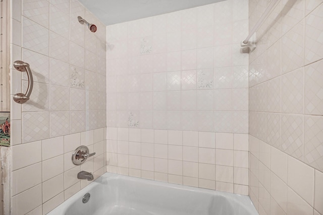 bathroom featuring tiled shower / bath