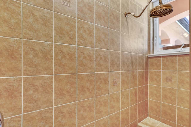 bathroom featuring tiled shower