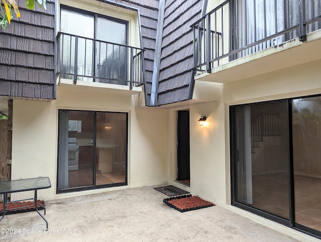 entrance to property featuring a balcony