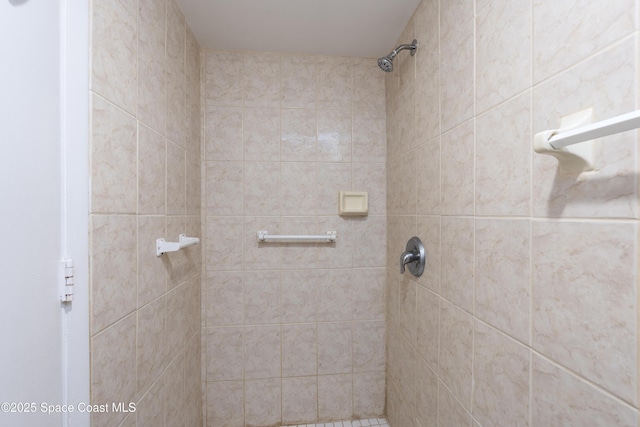 bathroom featuring a tile shower