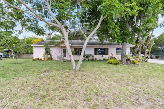 single story home with a front lawn