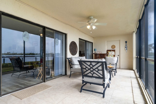 sunroom with ceiling fan