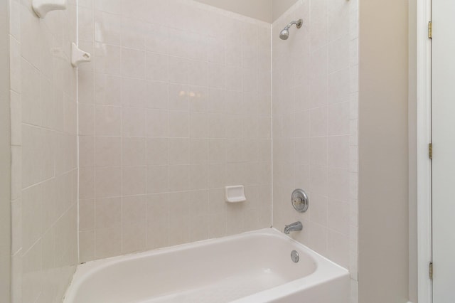 bathroom with tiled shower / bath