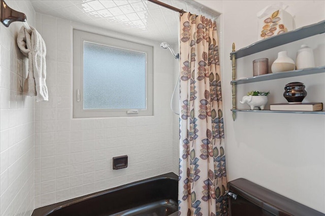 bathroom featuring shower / tub combo