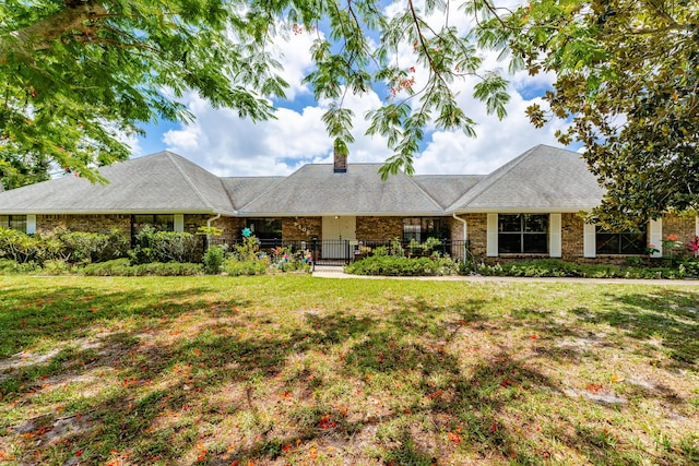 ranch-style house featuring a front yard