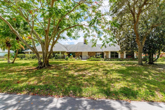 view of front of house featuring a front lawn